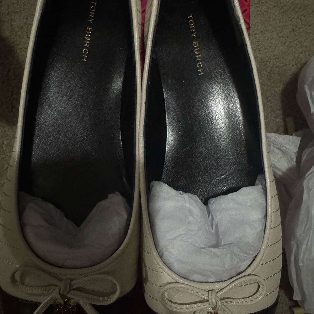 Tory Burch Black and Cream Bow Flats - Picture 5 of 8